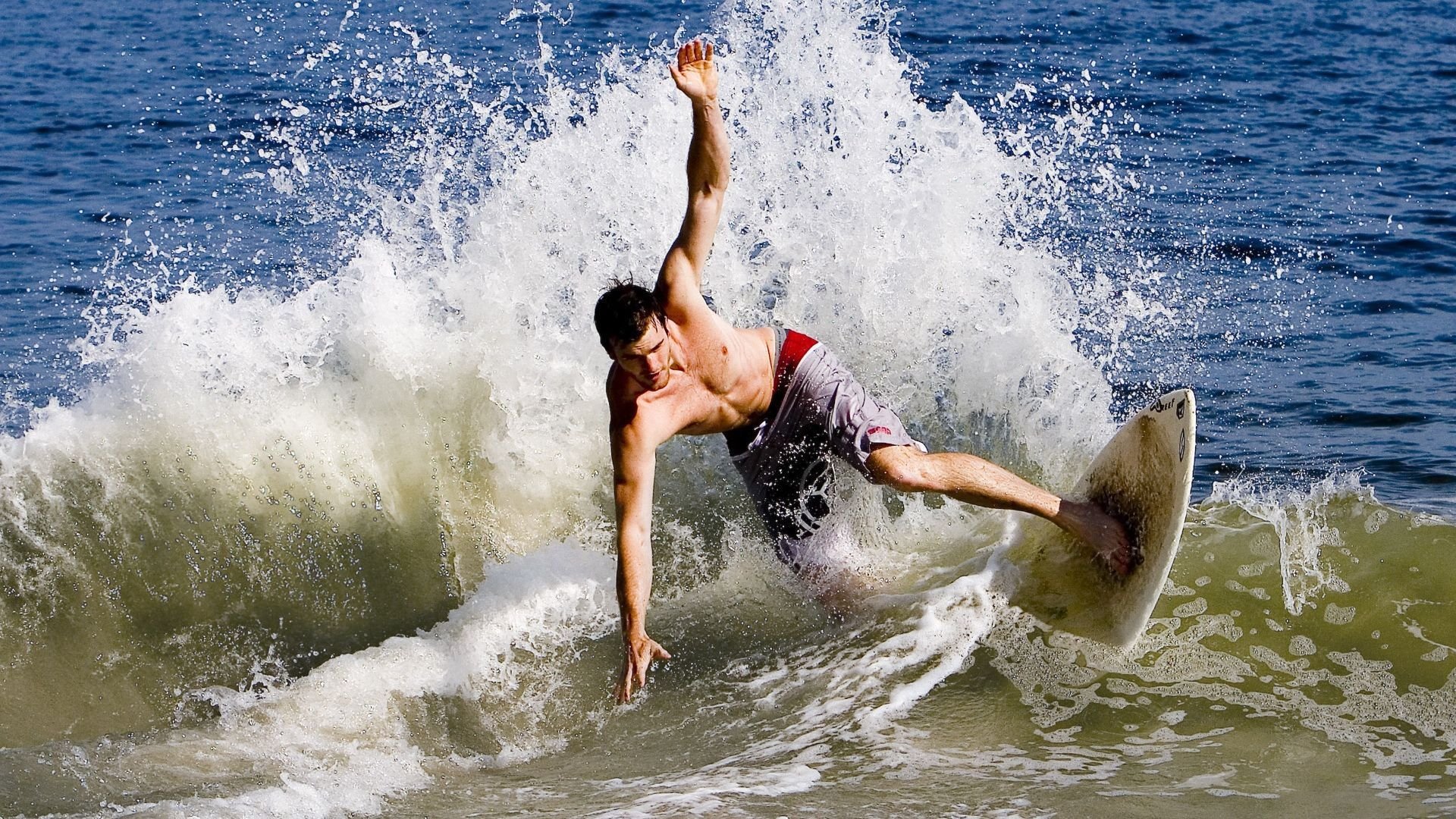 贝尔哈德·福特：凭借无畏的防守精神，增强了全黑队的硬实力，贝尔福特妻子纳丁