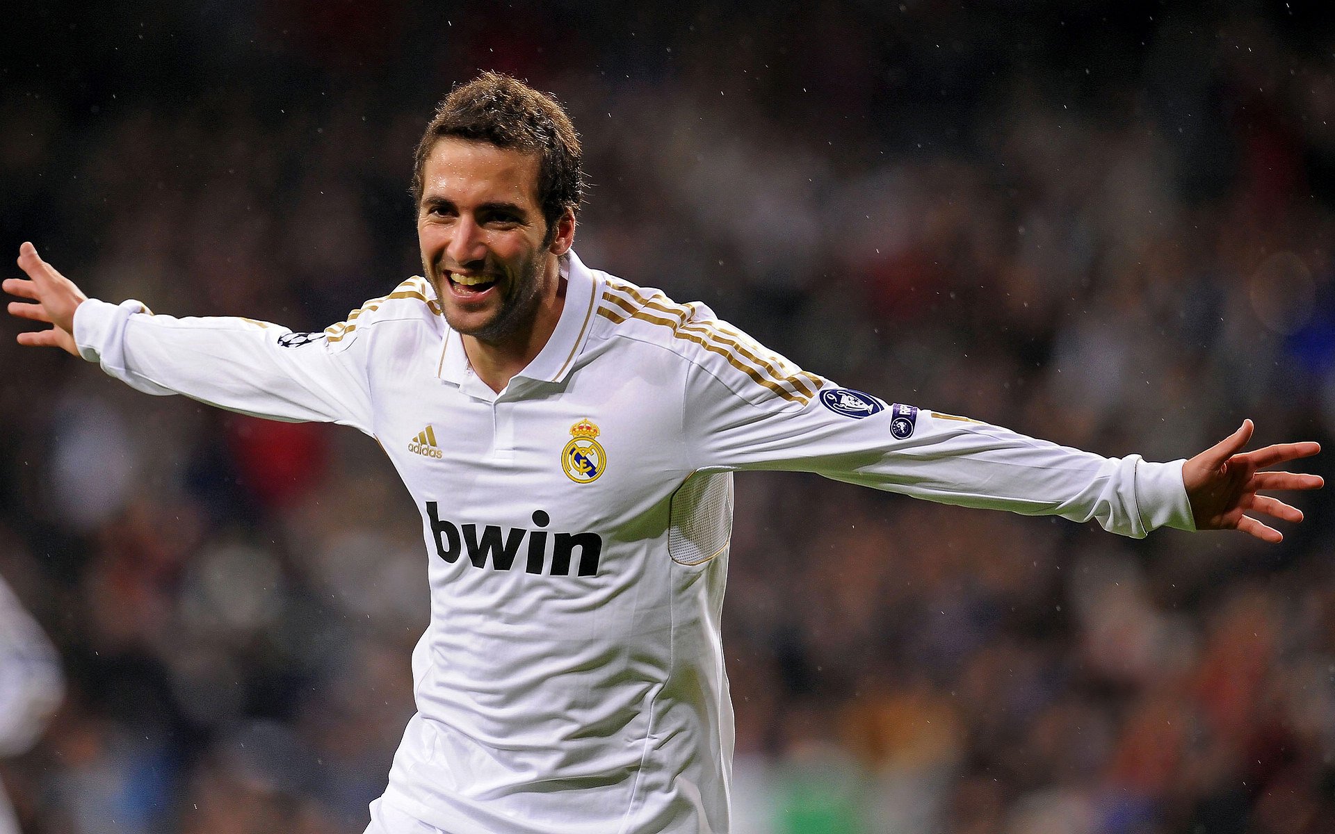 “美洲狮队逆袭强敌，刷新橄榄球冠军赛历史”